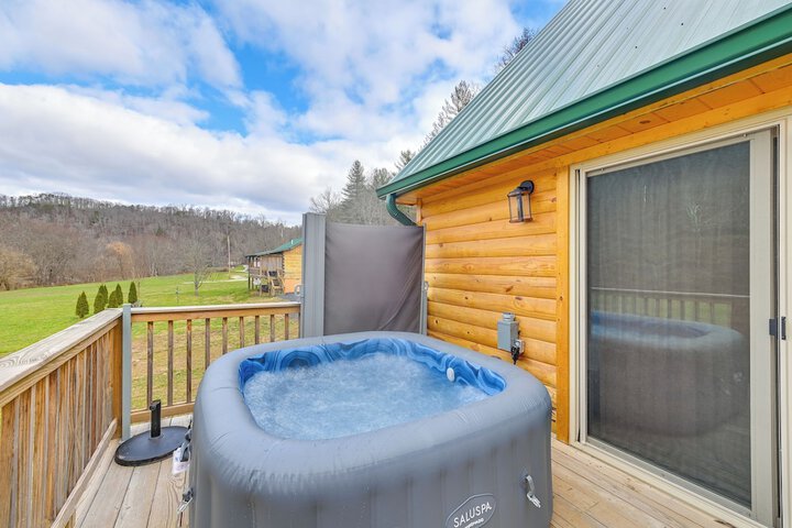 Riverside Beattyville Cabin w / Kayaks & Fire Pit!