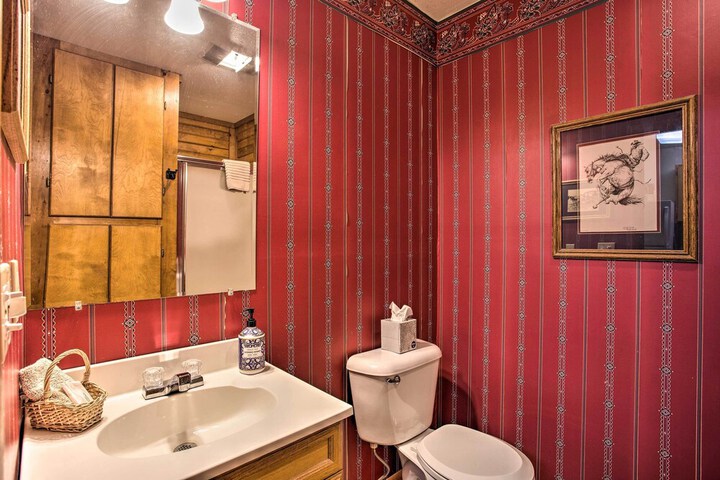 Bright Davis Escape w / Screened-in Porch!