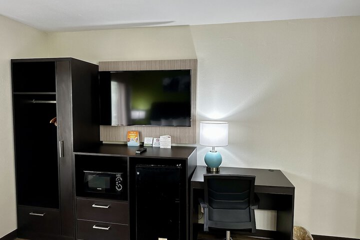 Room 10 of 16