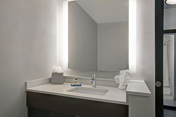 Holiday Inn Express & Suites Milwaukee - Brookfield by IHG