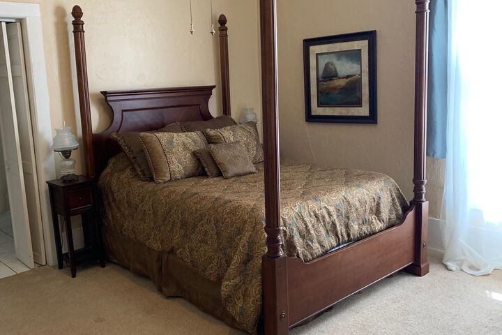 Room 6 of 9