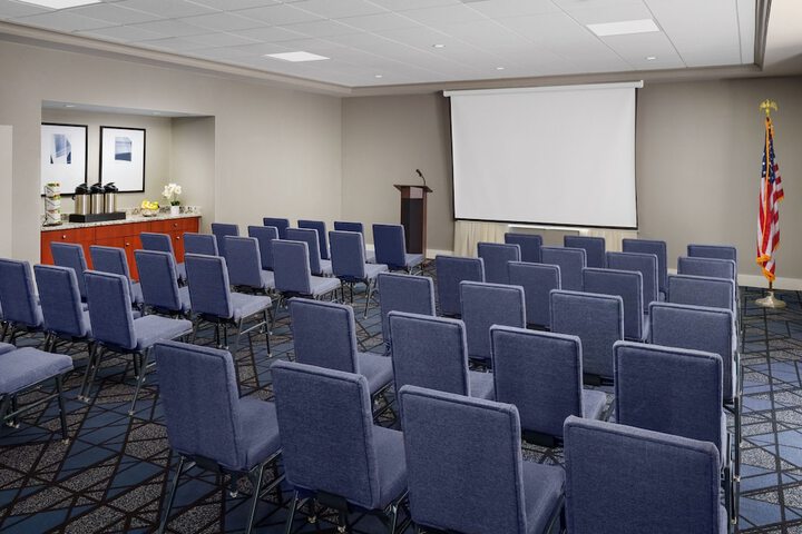 Courtyard by Marriott Manchester - Boston Regional Airport