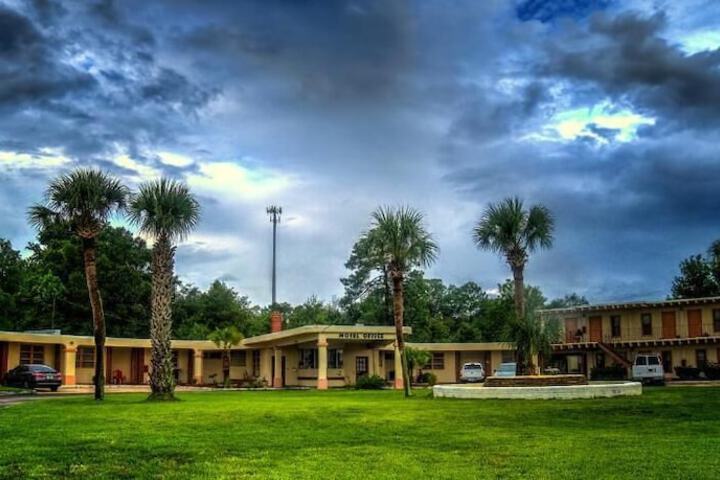 NASSAU HOLIDAY MOTEL