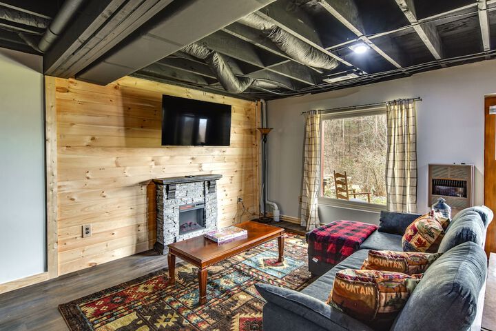 Lock Haven Cabin w / Wood Stove & Mountain View!