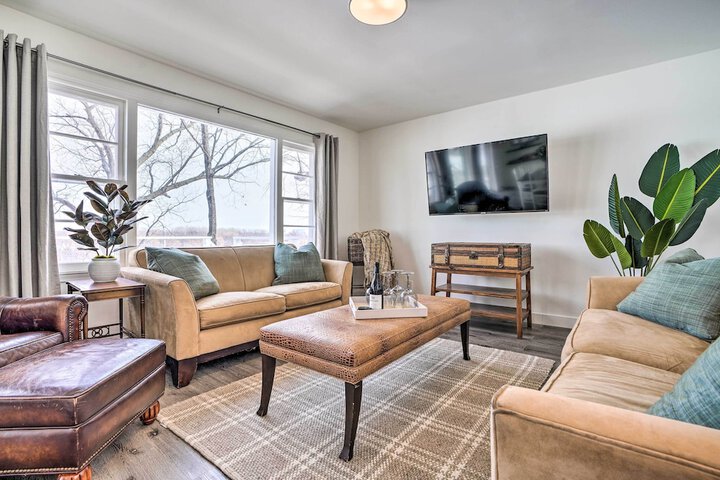 Cozy Plymouth Cottage w / Medicine Lake View!