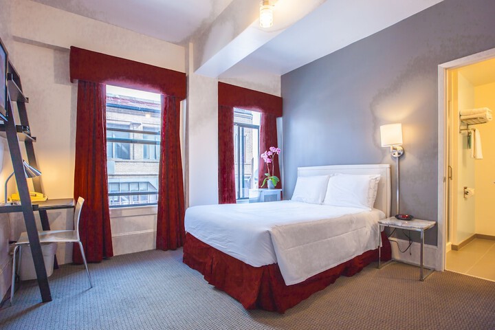 Room 17 of 33