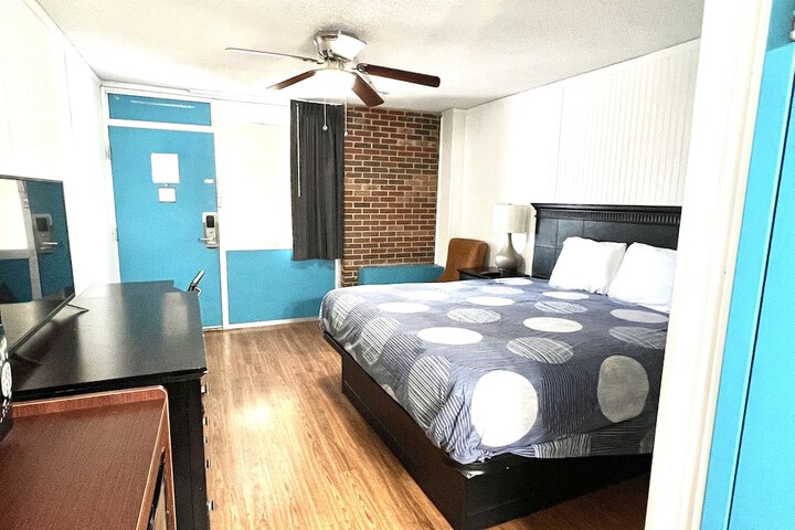 Room 12 of 17