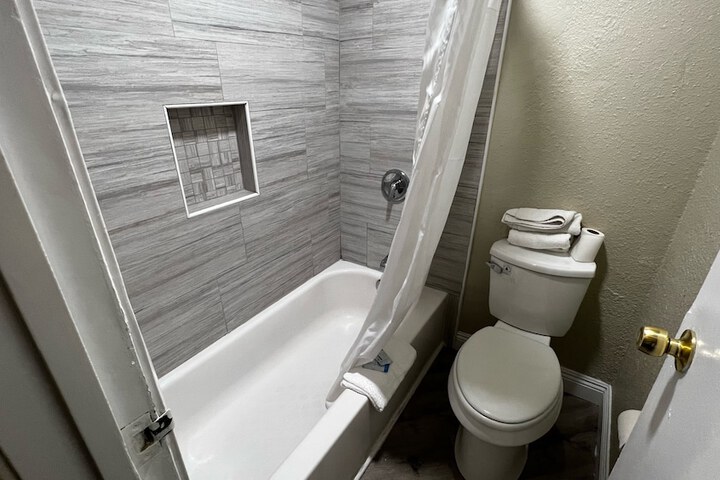 Room 6 of 18