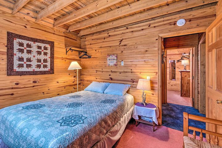 Quiet & Private Cabin 5 Mi to Dale Hollow Lake!