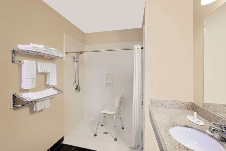 Room 7 of 16