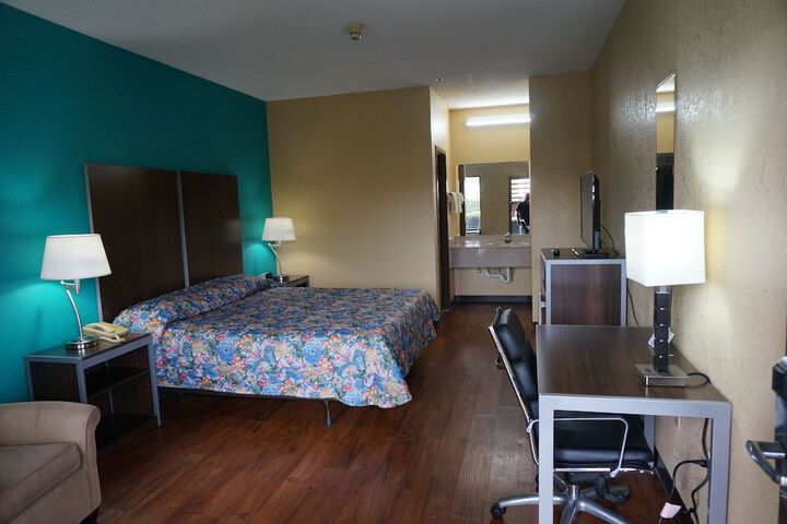 Room 25 of 29
