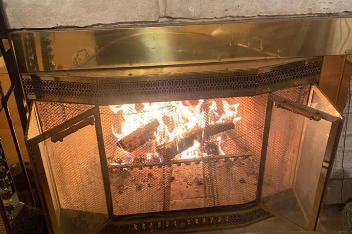 3BR-2BA Deluxe Apartment with Fireplace and Balcony