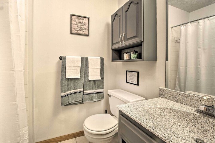 Shawnee Condo 10 Mi to Downtown Kansas City!