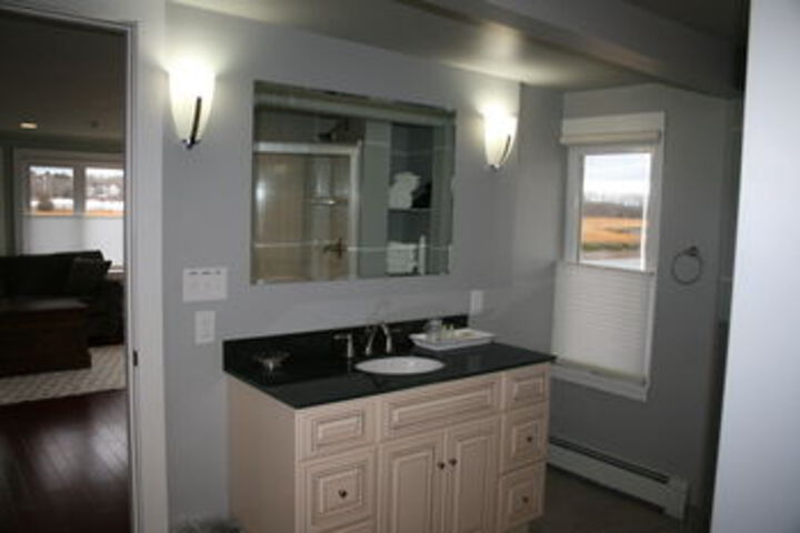 Sheas Riverside Inn & Motel