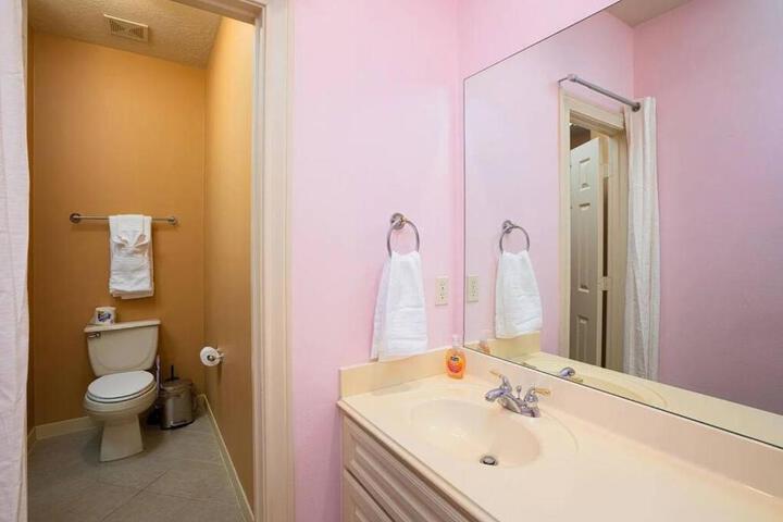 Bedroom with 3.5-Bathroom near Golf Course!
