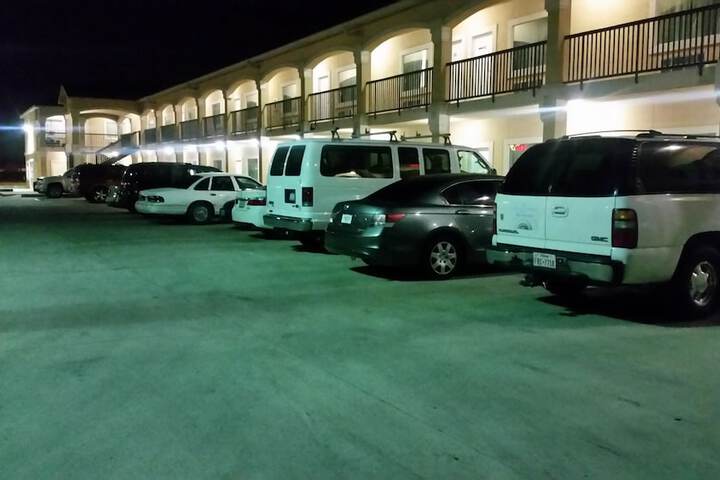 Crossroads Inn & Suites