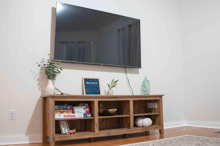 Cozy 2BR-Walk to Tufts & Green Line Near Boston!