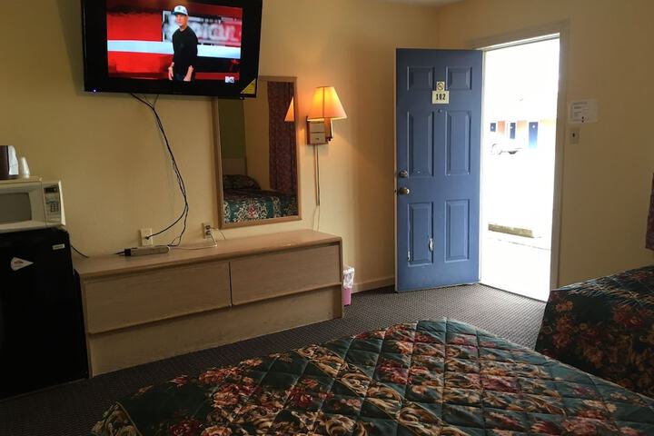 Room 4 of 9