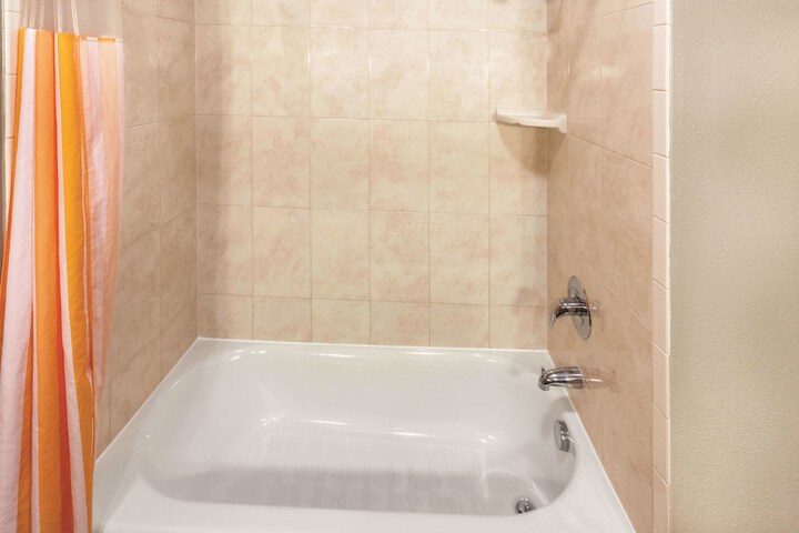 La Quinta Inn & Suites by Wyndham Houston Bush Intl Airpt E