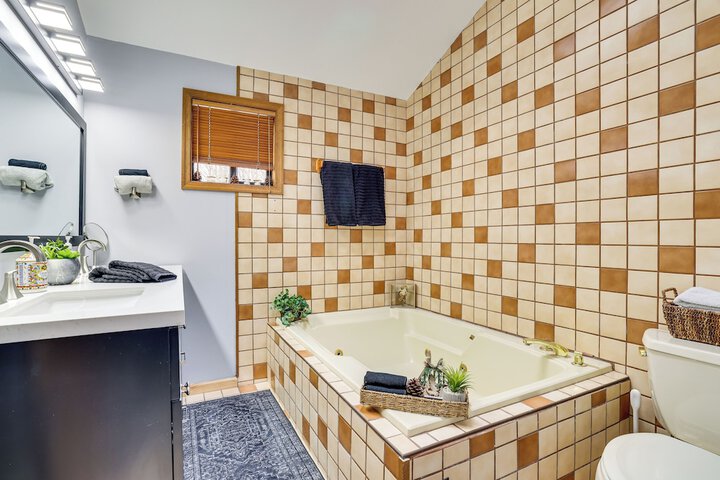 Pocono Pines Home w / Private Hot Tub!