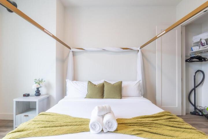 Emerald Escape Free Parking, 2 Bath, Sleeps 8 Near American Dream and The Airport, King Bed and 2 Queen Beds, Washer and Dryer