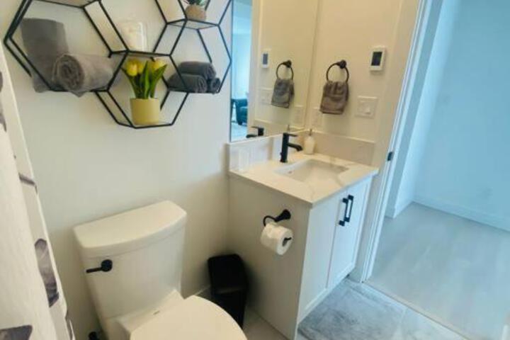 The Royal Bay Escape: Cozy 2 bedrooms garden suite