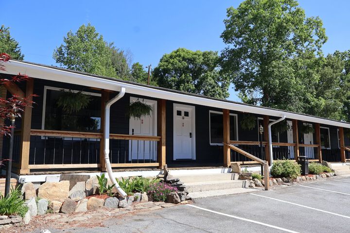 CedarWood Inn