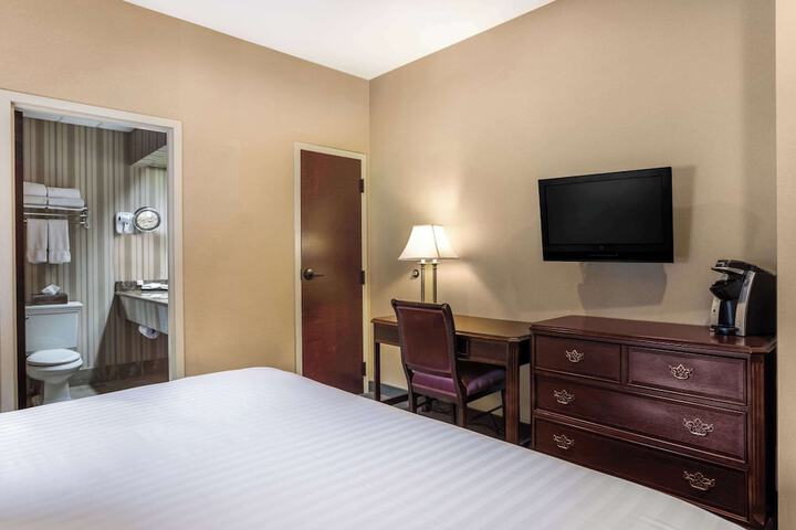 Room 33 of 87