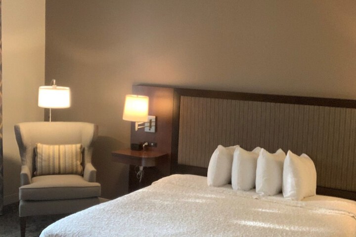 Hampton Inn & Suites Rockville Centre