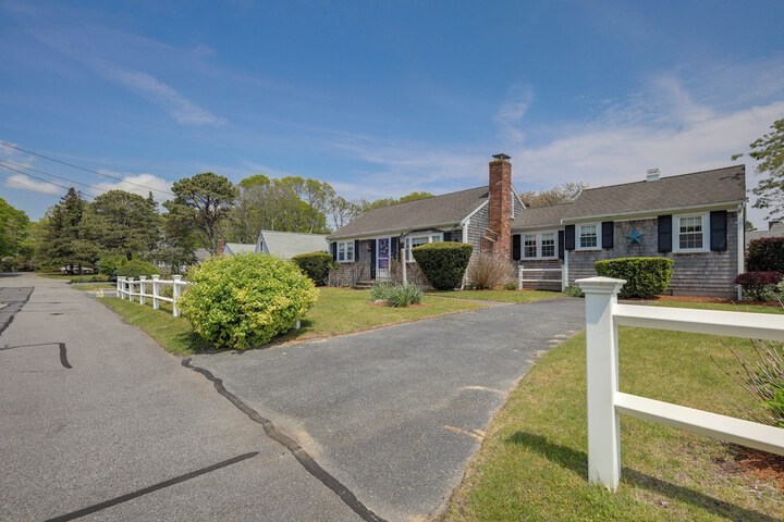 1 Mi to Beach: Quiet West Dennis Escape w / Sunroom