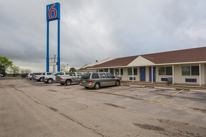 Motel 6 Madisonville TX