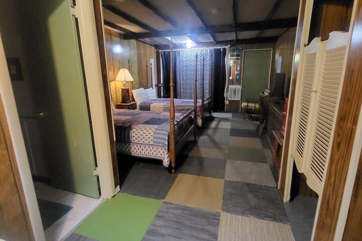 Room 85 of 118
