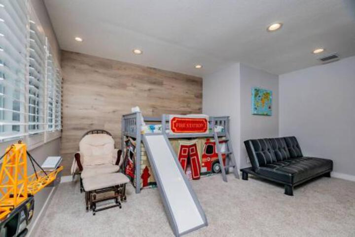 Luxurious 5B4B Home with Pool and View