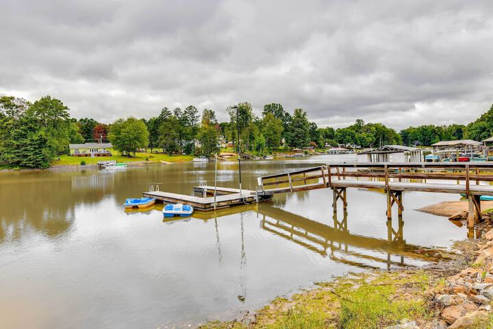 Lake Norman Getaway w / Pool Access + Kayaking!