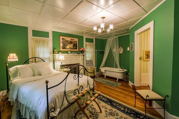 Room 10 of 18