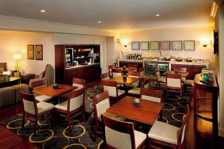 Lounge 53 of 61
