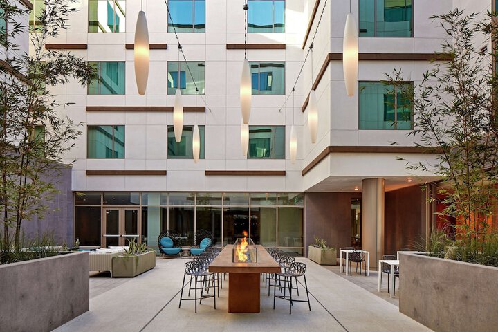 Hotel Exterior 49 of 51