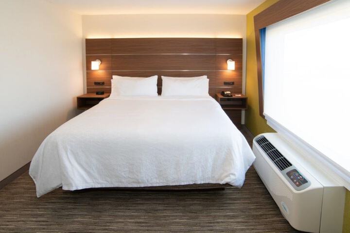 Room 37 of 61