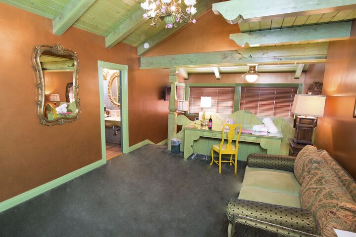 Room 372 of 461