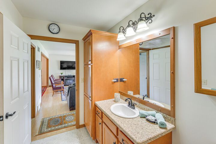 Wfh-friendly Columbiana Vacation Rental w / Deck!