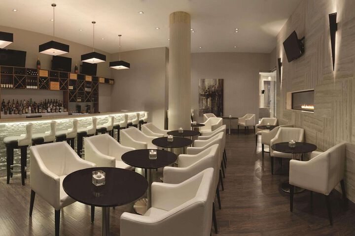 Lounge 53 of 63