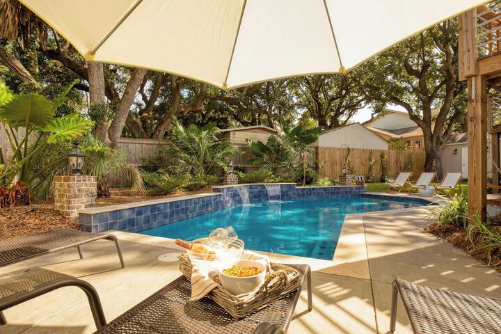Palmetto by Avantstay Gorgeous Character Home w / Pool Sun Room & Pool Table!