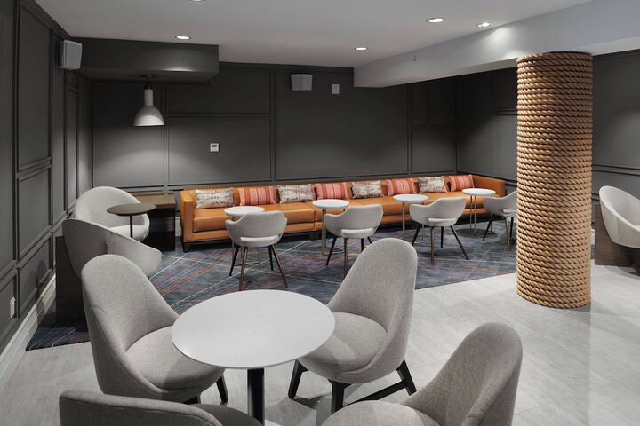 Lounge 53 of 69