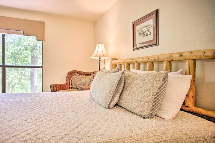 Bright Davis Escape w / Screened-in Porch!