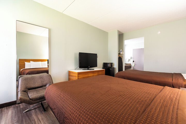 Room 6 of 8