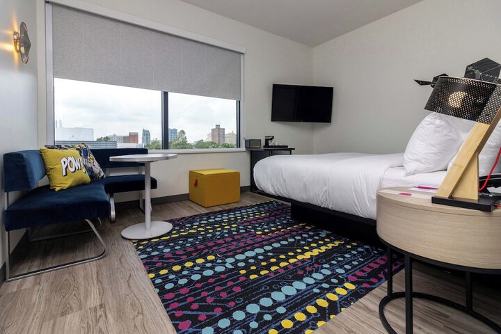 Room 17 of 33