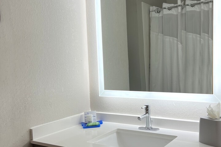 Holiday Inn Express & Suites Waukegan by IHG