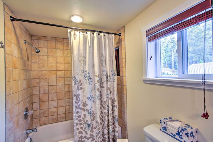 Peacock Hill Retreat on 1 Acre 1 Mi to Harbor