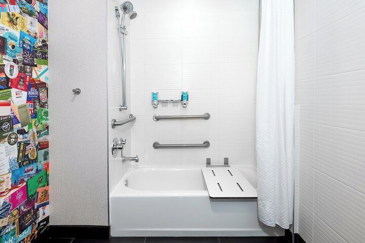 Room 25 of 74