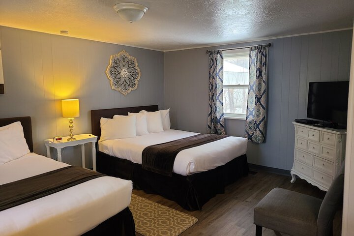 Lamplighter Cabins & Suites